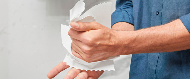 Lee más sobre el artículo SECADORES DE AIRE VS PAPEL DE MANOS ¿CUÁL ES LA MEJOR OPCIÓN?