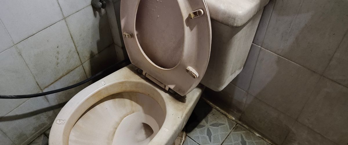 Lee más sobre el artículo Recortar en limpieza en tiempos de crisis: el error silencioso que destruye bienestar, productividad y reputación empresarial